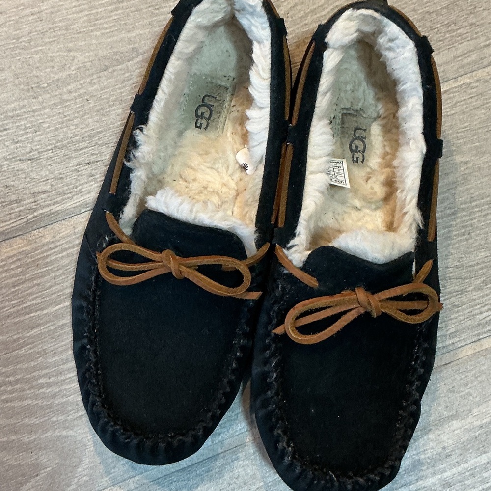 UGG Dakota Black Suede Moccasin Slippers Sheepskin Lining with Brown Laces Sz 9